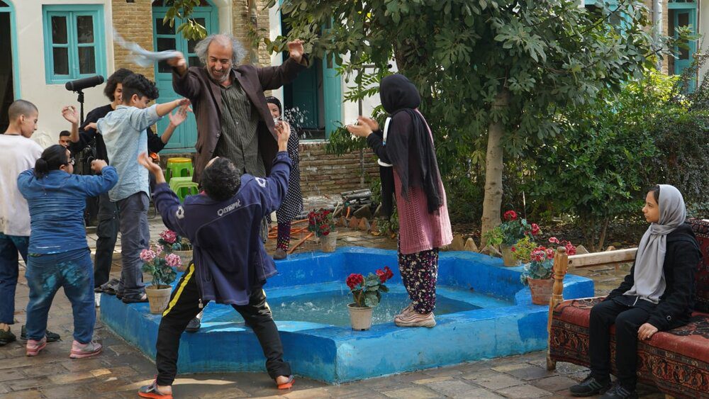 کاروان خیریه اکران فیلم برای اولین بار در ایران در شهر‌های مختلف